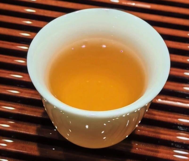 Dianwu Gongya Kunlu Mountain Royal Ancient-Tree Tea — Liquor