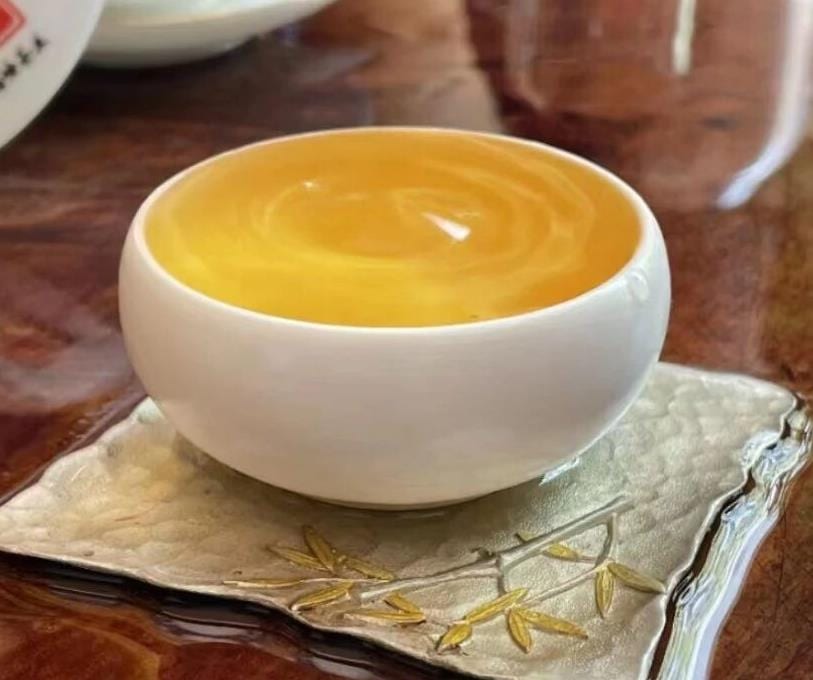 Lincang Xigui Ancient-Tree Raw Pu-erh — Liquor